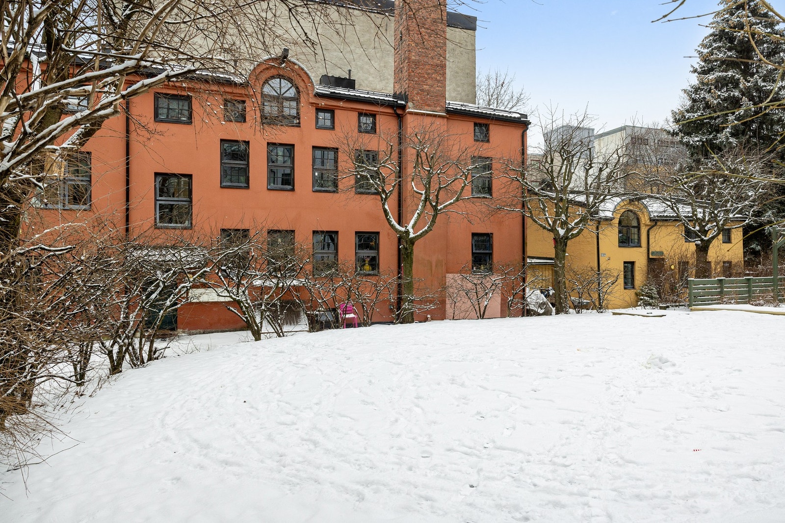 Sjarmerende verneverdig bygård som tidligere var et bakeri, og ble ombygget til 5 leiligheter i 2011. Galleribilde