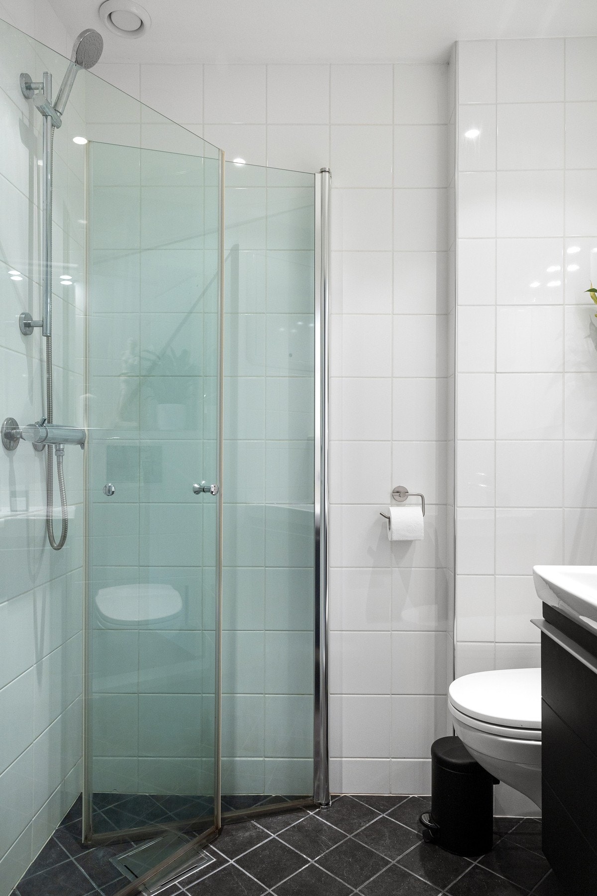 Delikat flislagt baderom med varme i gulv, oppgradert i 2011. Badet har dusjhjørne med innfellbare glassdører. Galleribilde