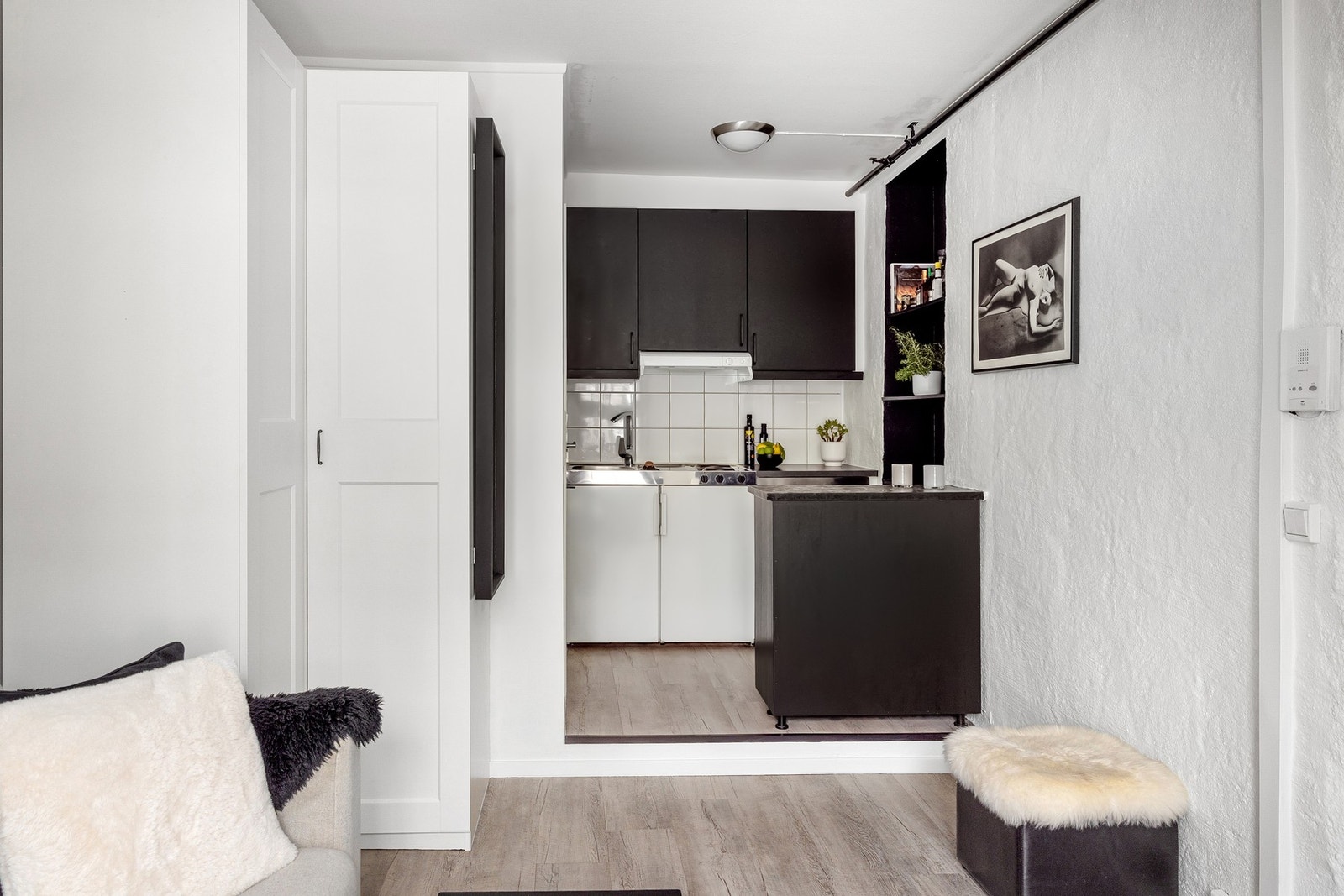 Gulvflatene i leiligheten ble belagt med klikkvinyl i 2020/2021. Det er plassert garderobeskap i stuen. Galleribilde