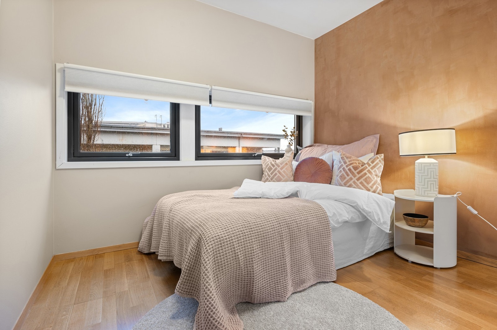 Soverommet er på ca. 8 kvadratmeter og har god plass til både dobbeltseng og nattbord. Galleribilde