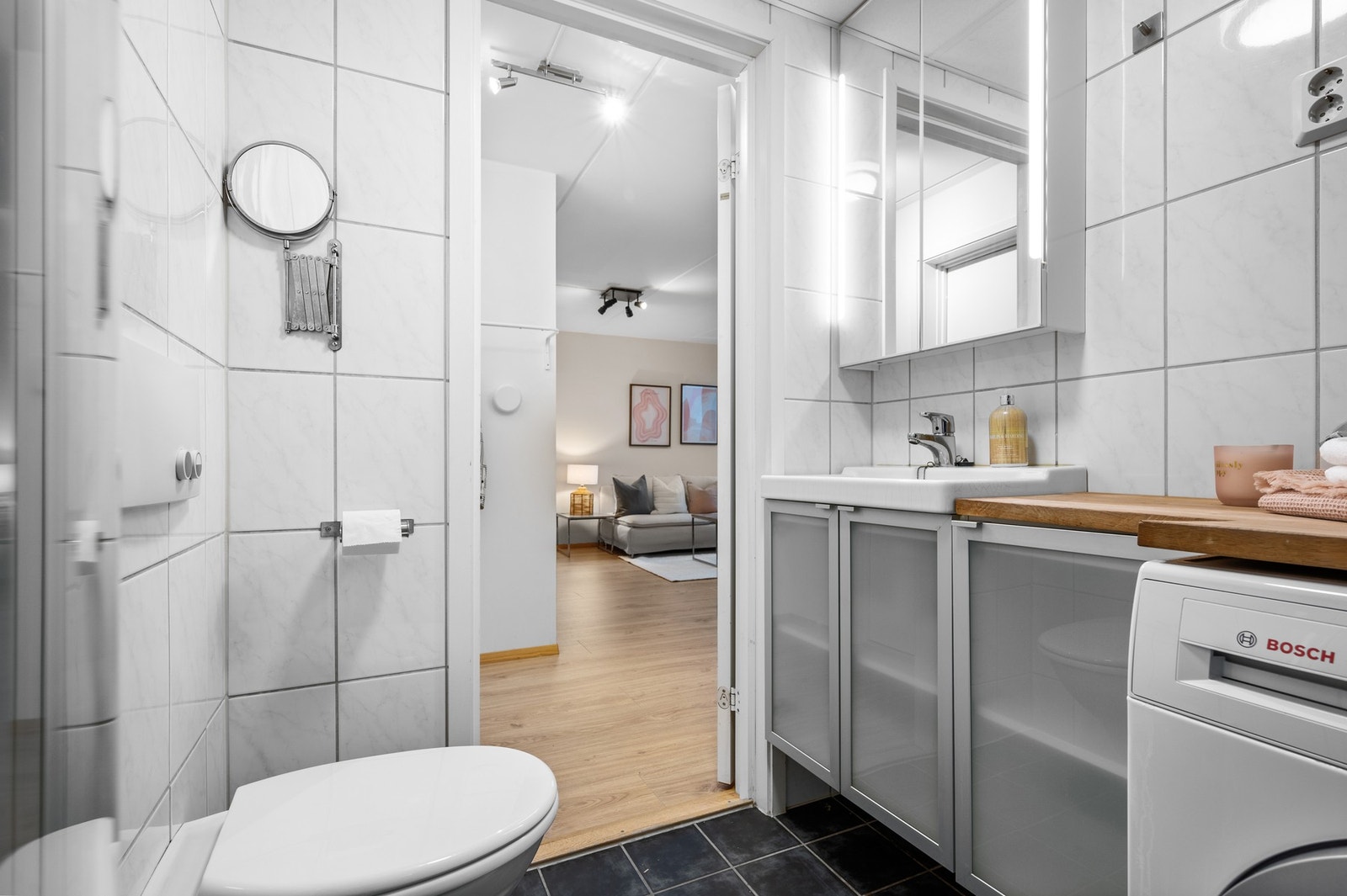 Badet har varme i gulv og framstår uten vesentlige avvik i tilstandsrapporten fra takstmann. Galleribilde