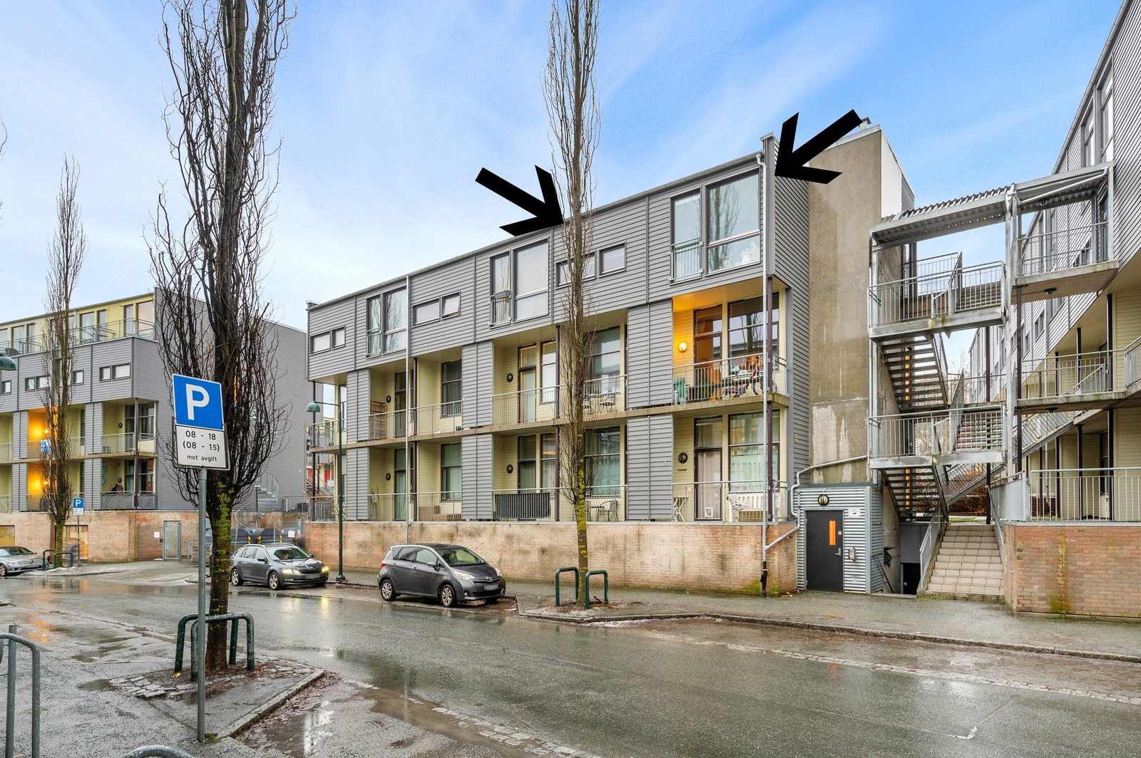 Fasade. Bygget har heis og ble oppsatt i 2004. Seksjonen disponerer en egen sportsbod i kjeller på ca. 5 kvadratmeter. Det er også mulig å videreleie dagens avtale om parkering i kjeller. Galleribilde