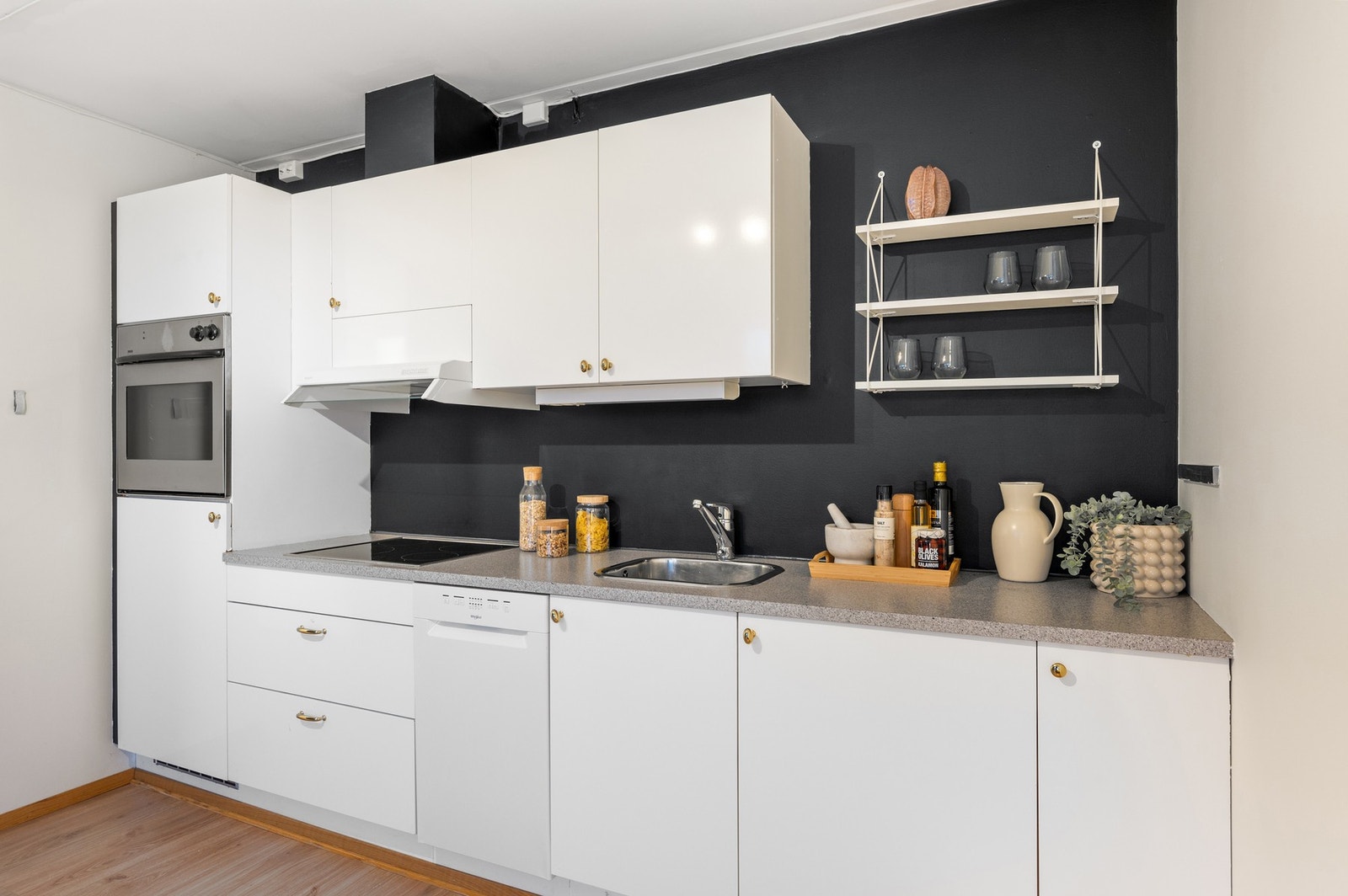 Klassisk kjøkken fra byggeår (2004) med hvitevarer som medfølger handelen (TG1). Kjøkkenventilatoren ble skiftet i 2024. Galleribilde