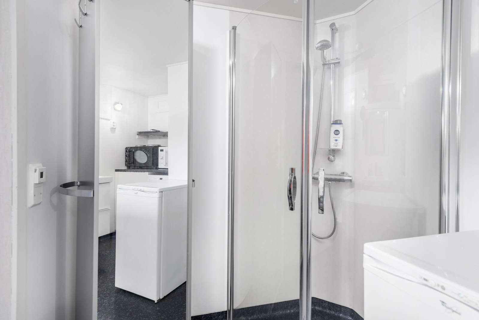 Opplegg for vaskemaskin, innfellbare dusjdører, rørfordelingsskap og bereder. Galleribilde