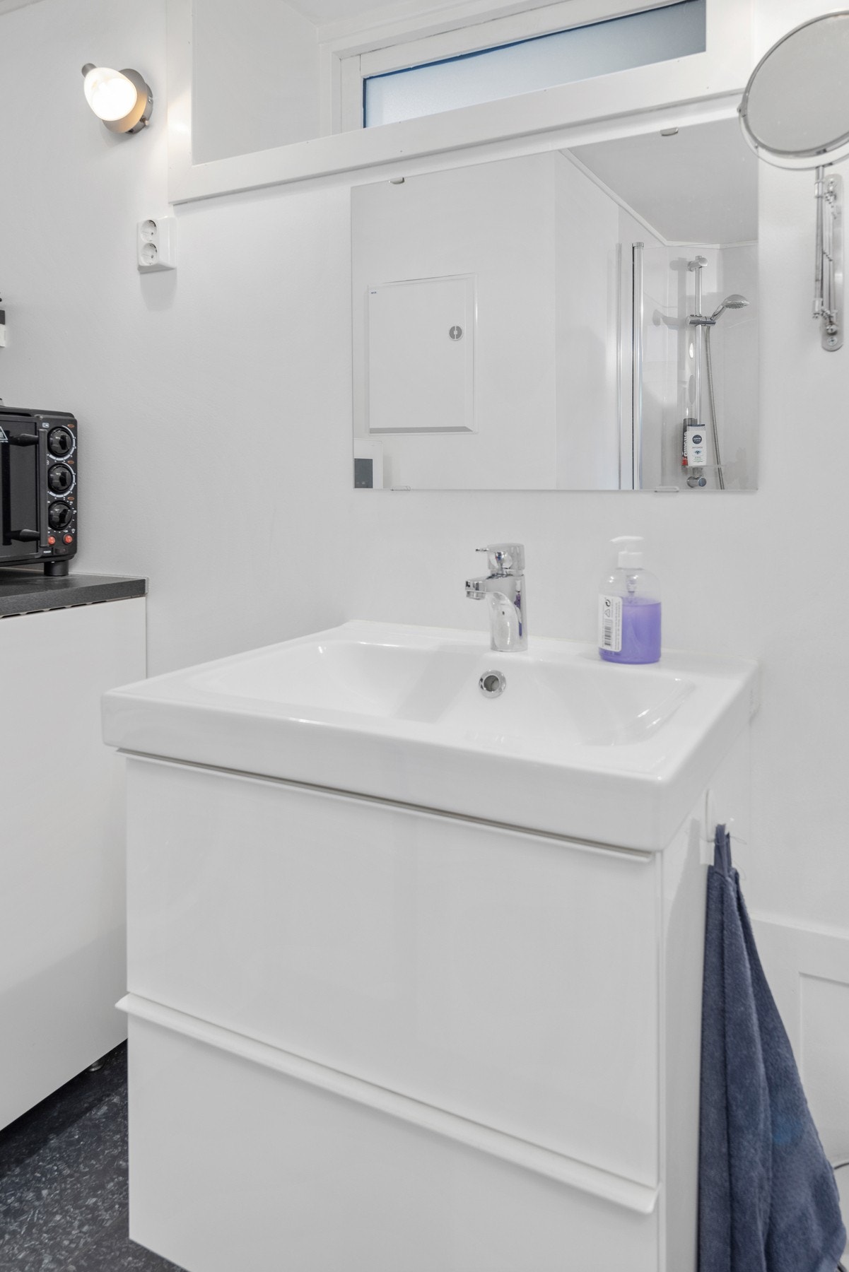 Belegg på gulv, og våtromstapet og malt overflate på vegger. Galleribilde