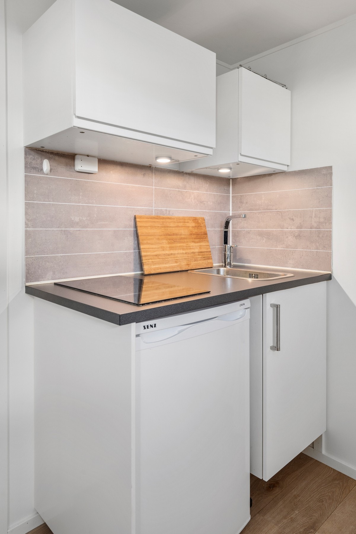 Stue i kjeller er også utstyrt med en liten kjøkkenkrok. Galleribilde