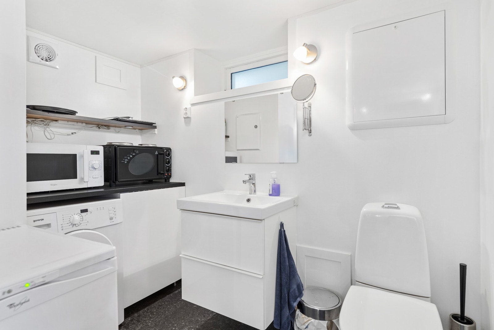 Utstyrt med servant, servantskap, mekanisk avtrekk, wc, gulvvarme. Galleribilde