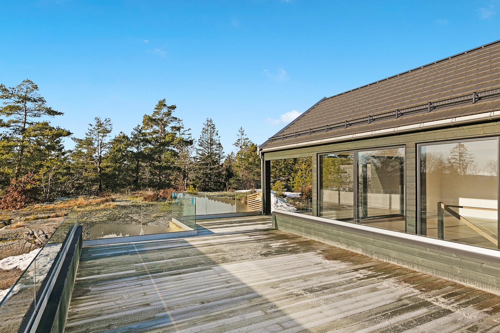 Nydelig og stor terrasse over garasjen med delikat glassrekkverk Galleribilde