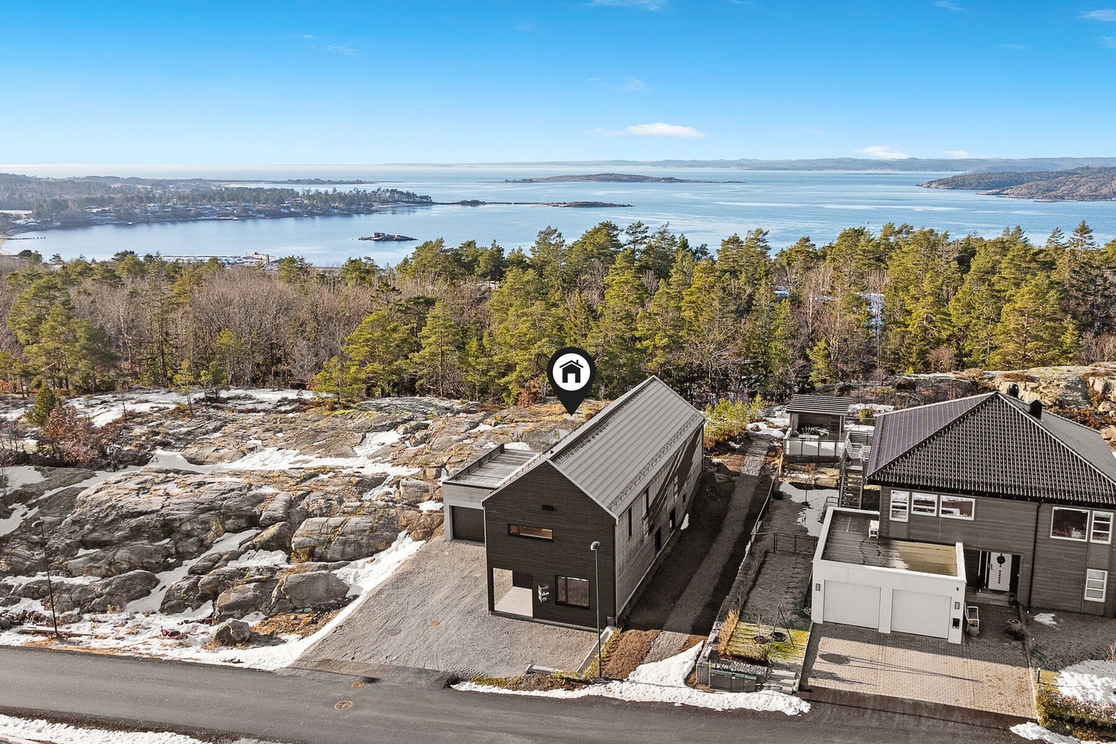 Boligen ligger i naturskjønne omgivelser Galleribilde