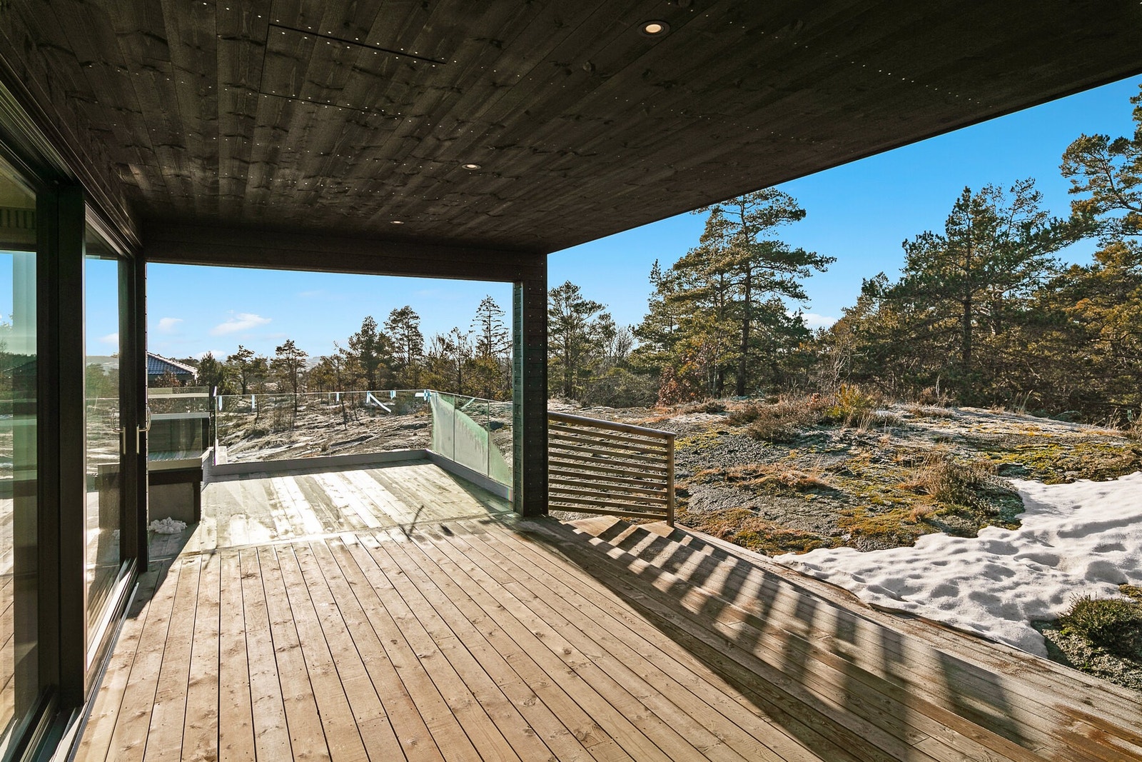 Stor, overbygget uteplass mot vest. Her har du godt med ettermiddagssol og usjenert mot naturen Galleribilde