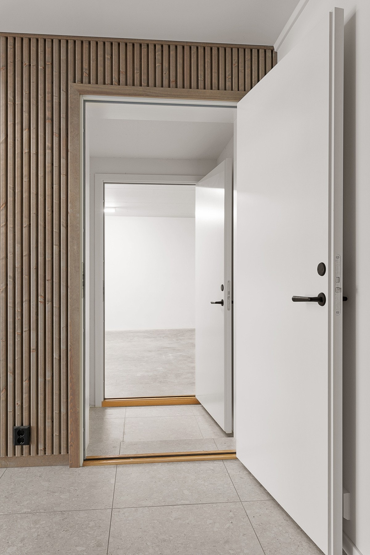 Direkte tilgang til dobbel garasje via gangen i huset Galleribilde