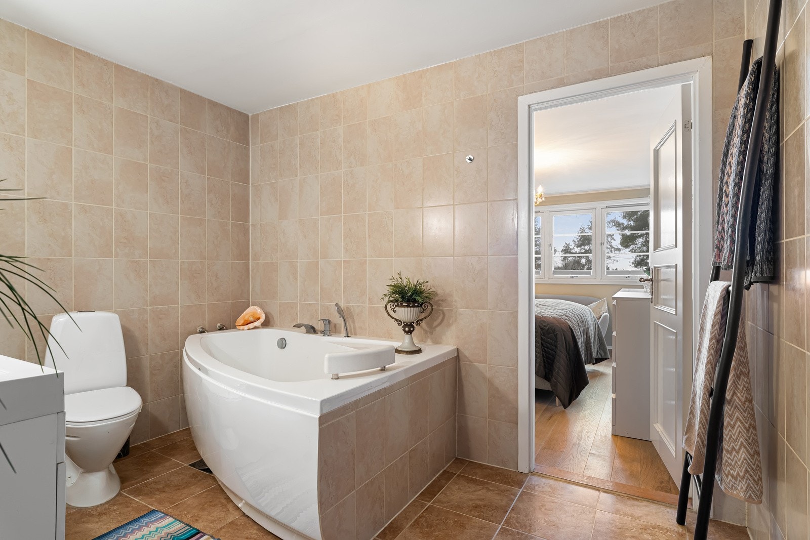 Direkte tilgang til badet fra soverommet, og fra hallen Galleribilde