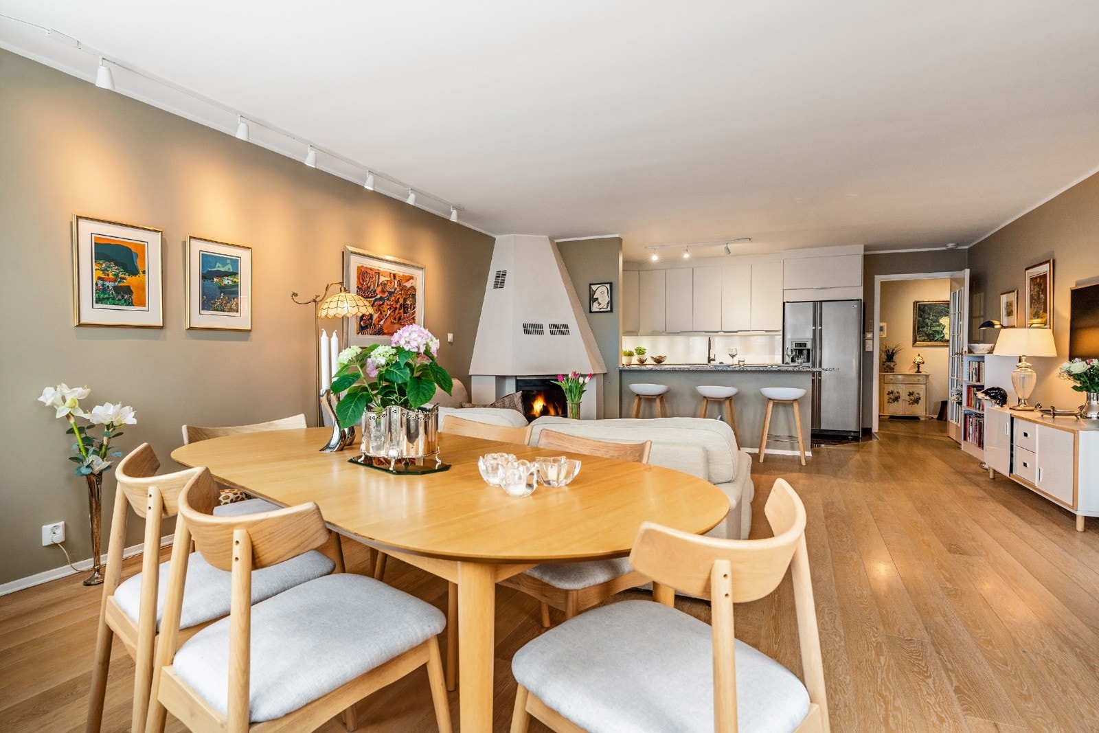 Gode innredningsmuligheter med plass til langbord, sofagruppe, multimedia mm. Galleribilde