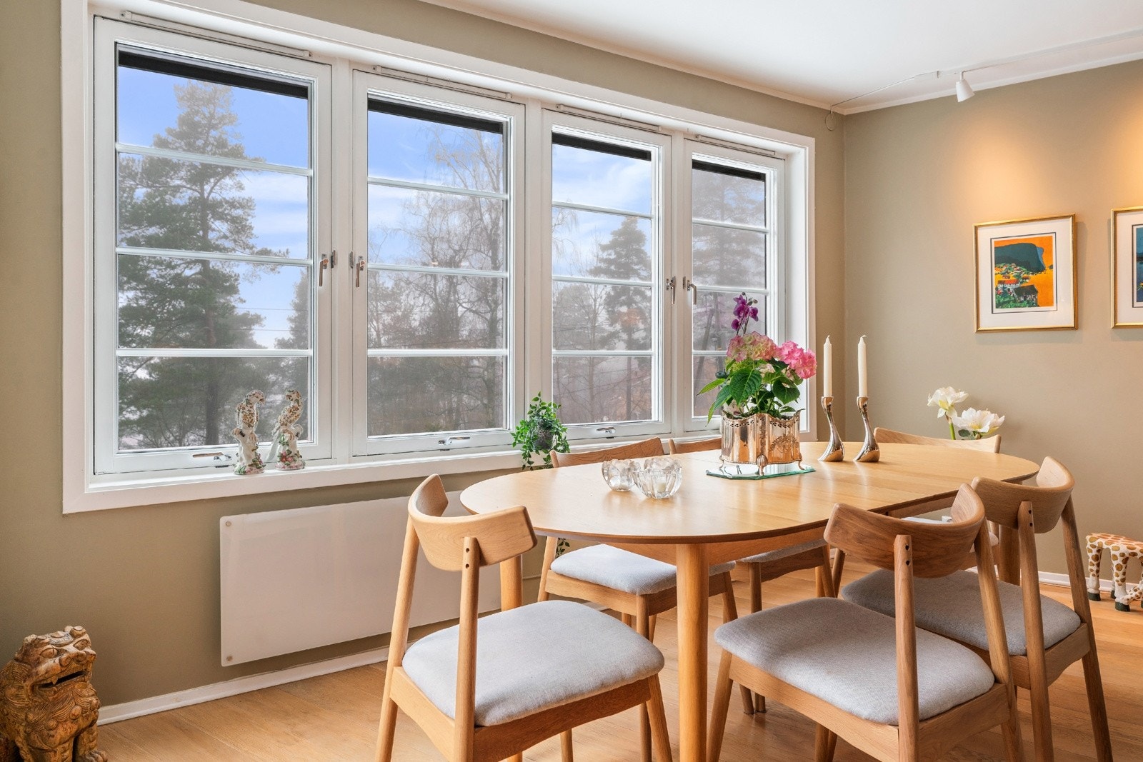 Store vindusflater slipper inn godt med naturlig lys Galleribilde