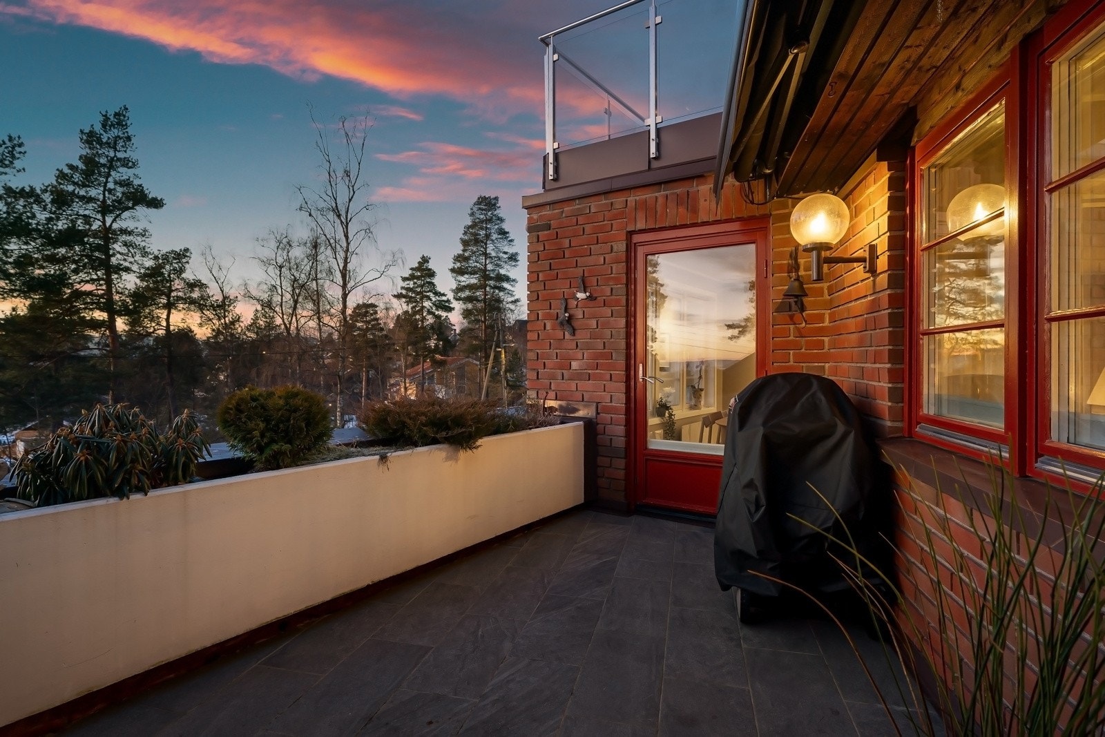 Her er det plass til både lounge, bord og solstoler m.m. Usjenert og privat Galleribilde