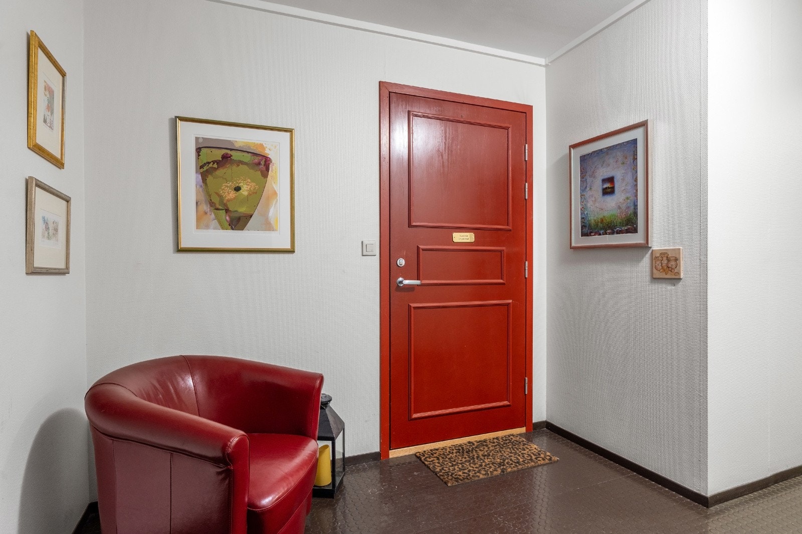Leiligheten ligger fint til i bygget, kun en trapp ned fra hovedinngangen, eller en trapp opp fra garasjen Galleribilde