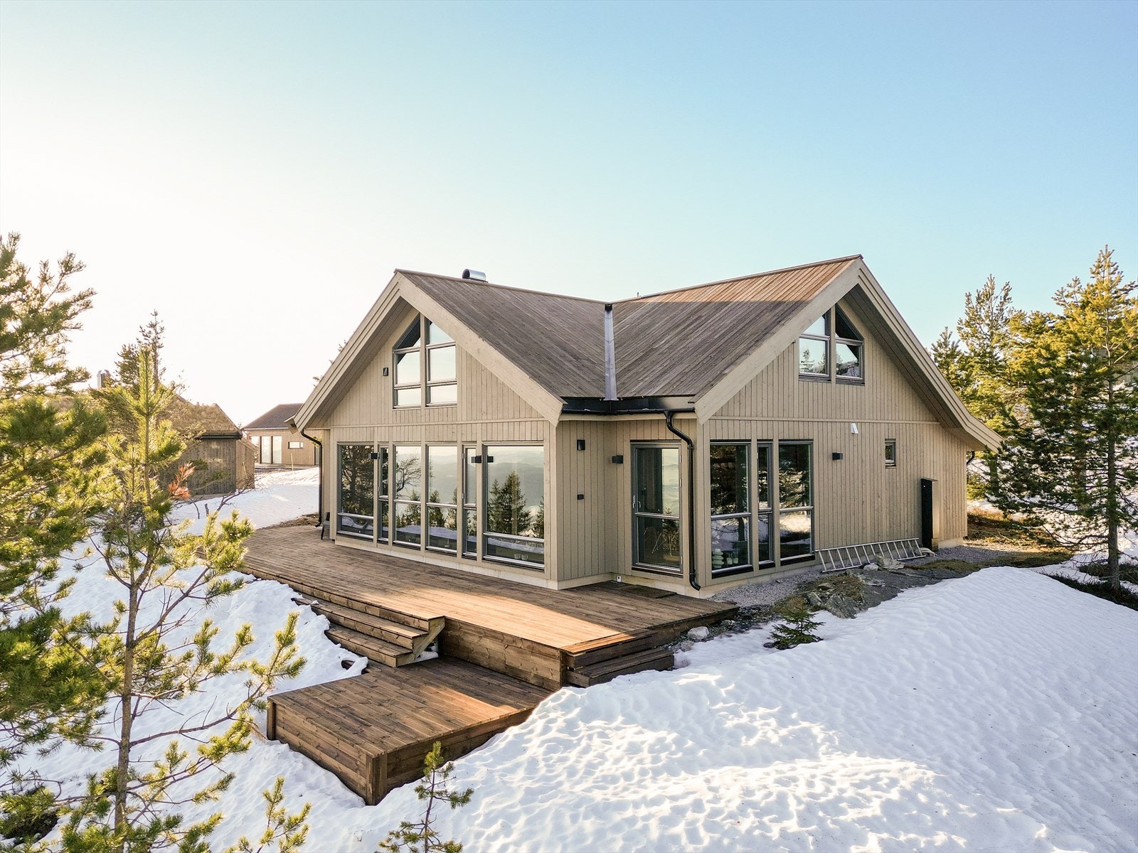 Flott og romslig familiehytte fra 2022 med gjennomgående høy teknisk standard og meget god kvalitet på innredninger og materialvalg. Galleribilde