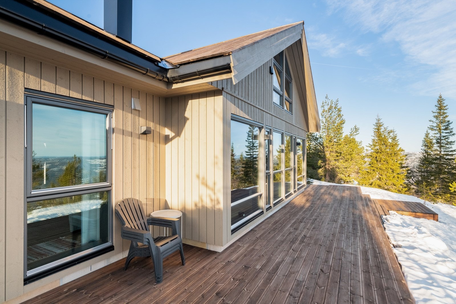 Fra stuen er det utgang til stor terrasse med fantastisk utsikt. Det er god plass til utemøbler og grill. Galleribilde