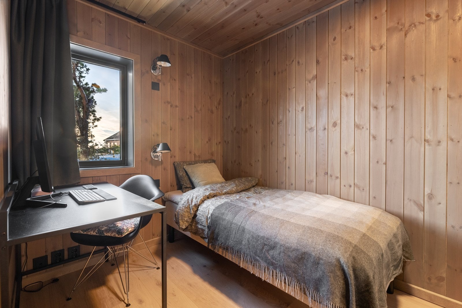 Hytta har to pene soverom i hovedetasje. Galleribilde