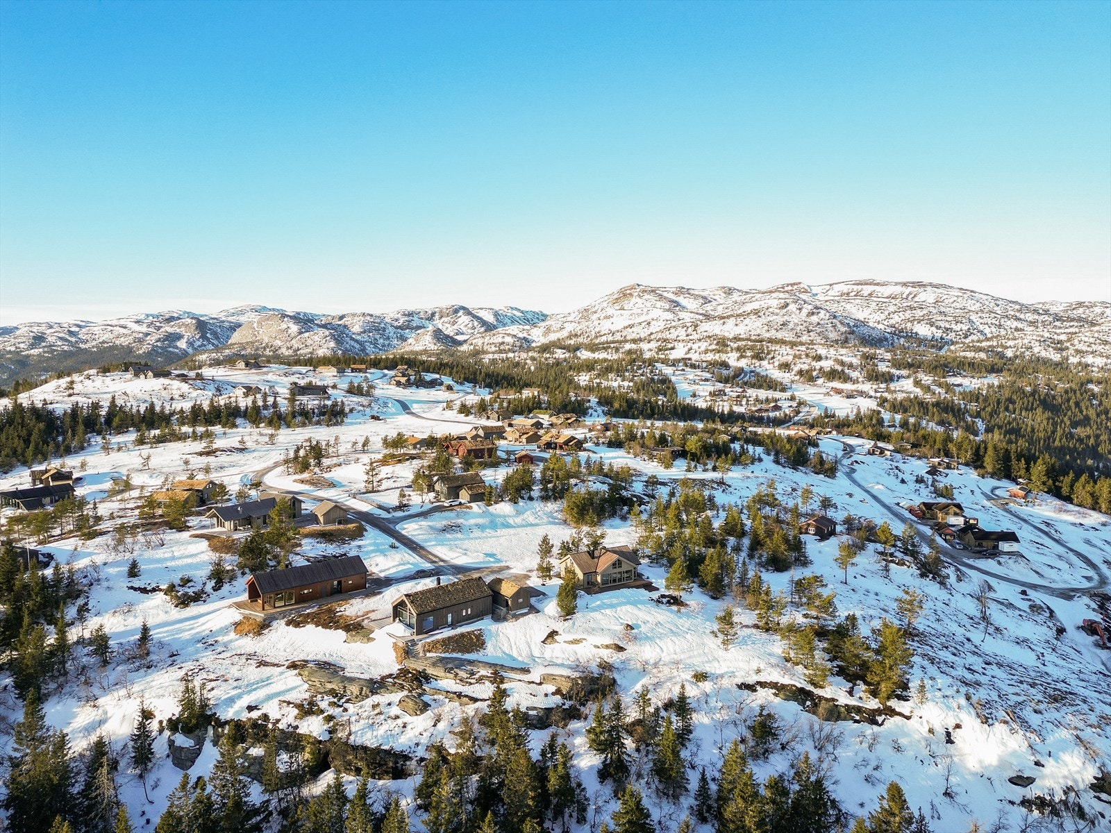 Eiendommens beliggenhet må kunne sies å være et særdeles flott sted for deg som setter pris å bruke naturen til rekreasjon, og ligger "midt i naturopplevelsene" Galleribilde