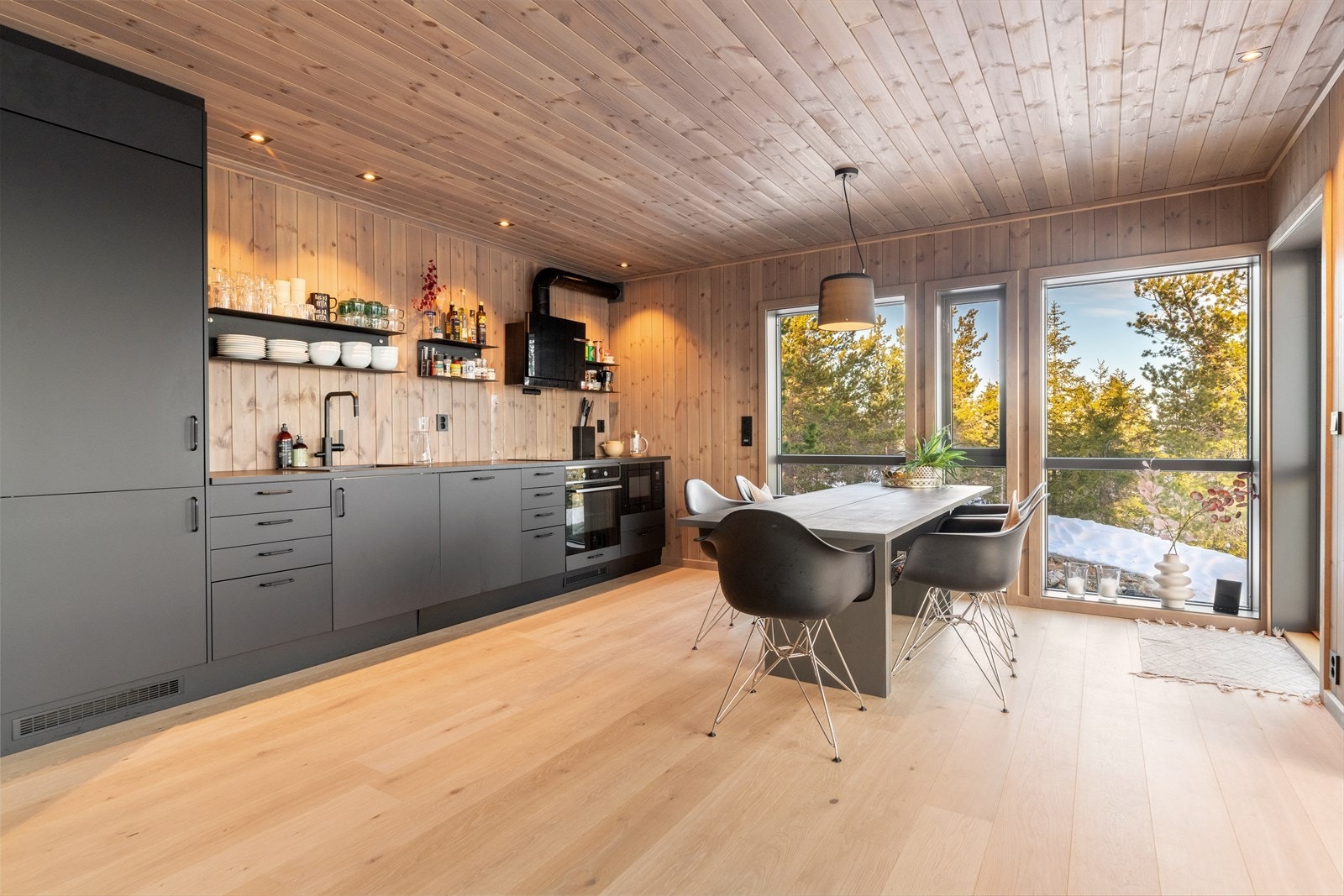 Et moderne og lekkert Epoc kjøkken med integrerte hvitevarer, godt med skap- og skuffplass og meget praktiske løsninger. Galleribilde