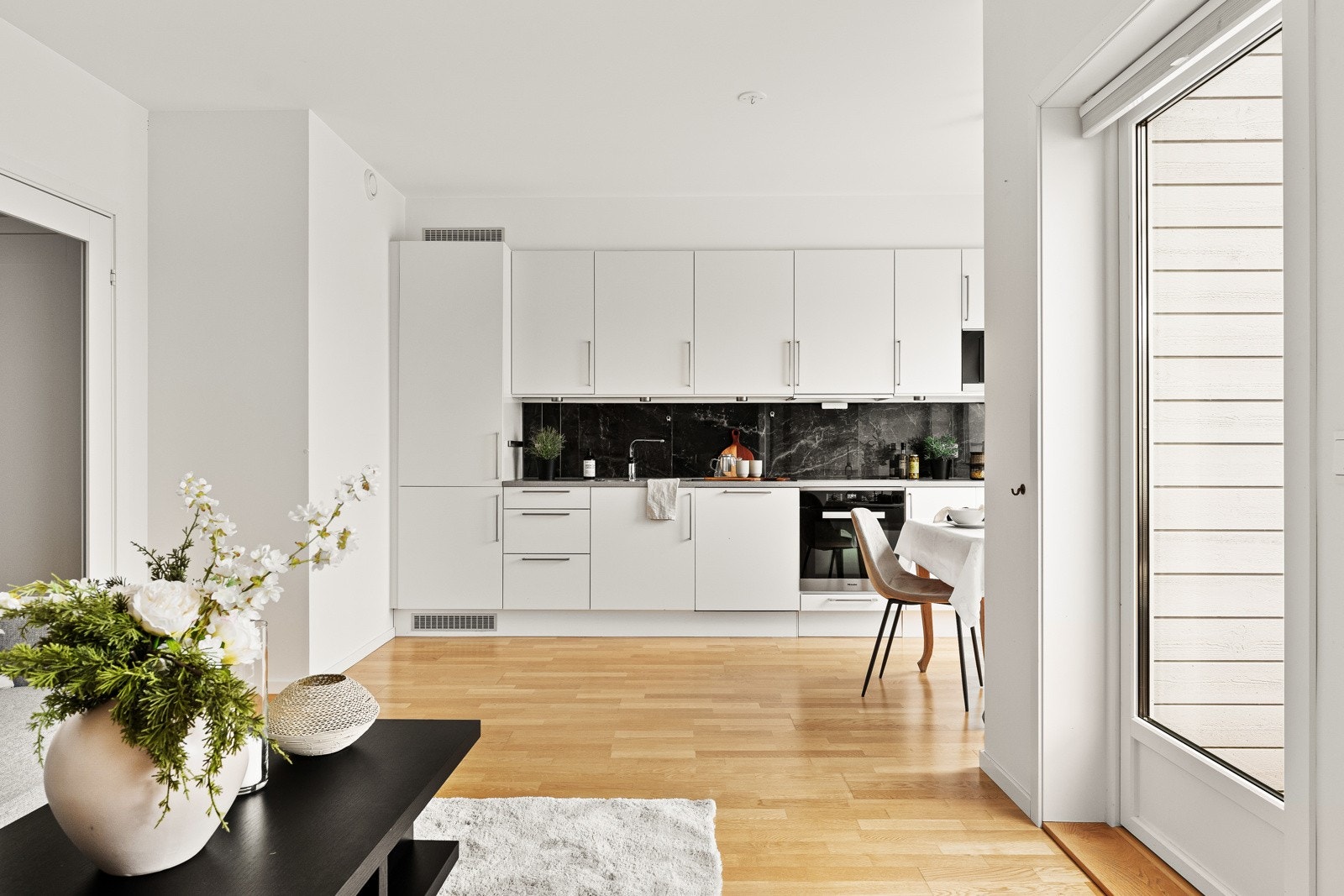 HTH kjøkkenet er fra byggeår med lyse, slette fronter. Galleribilde