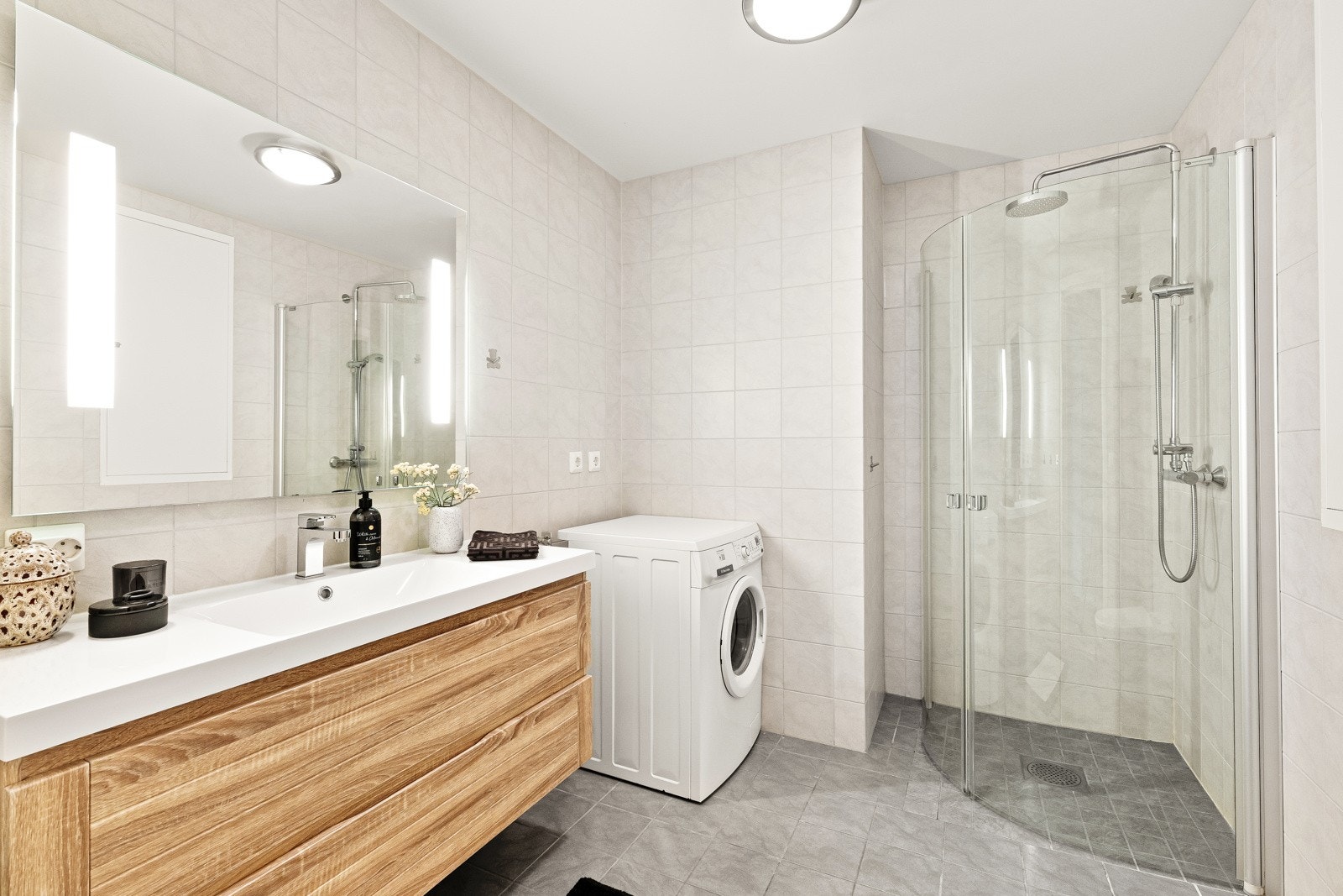 Badet i leiligheten er helfliset med vannbåren varme i gulv og moderne standard. Galleribilde