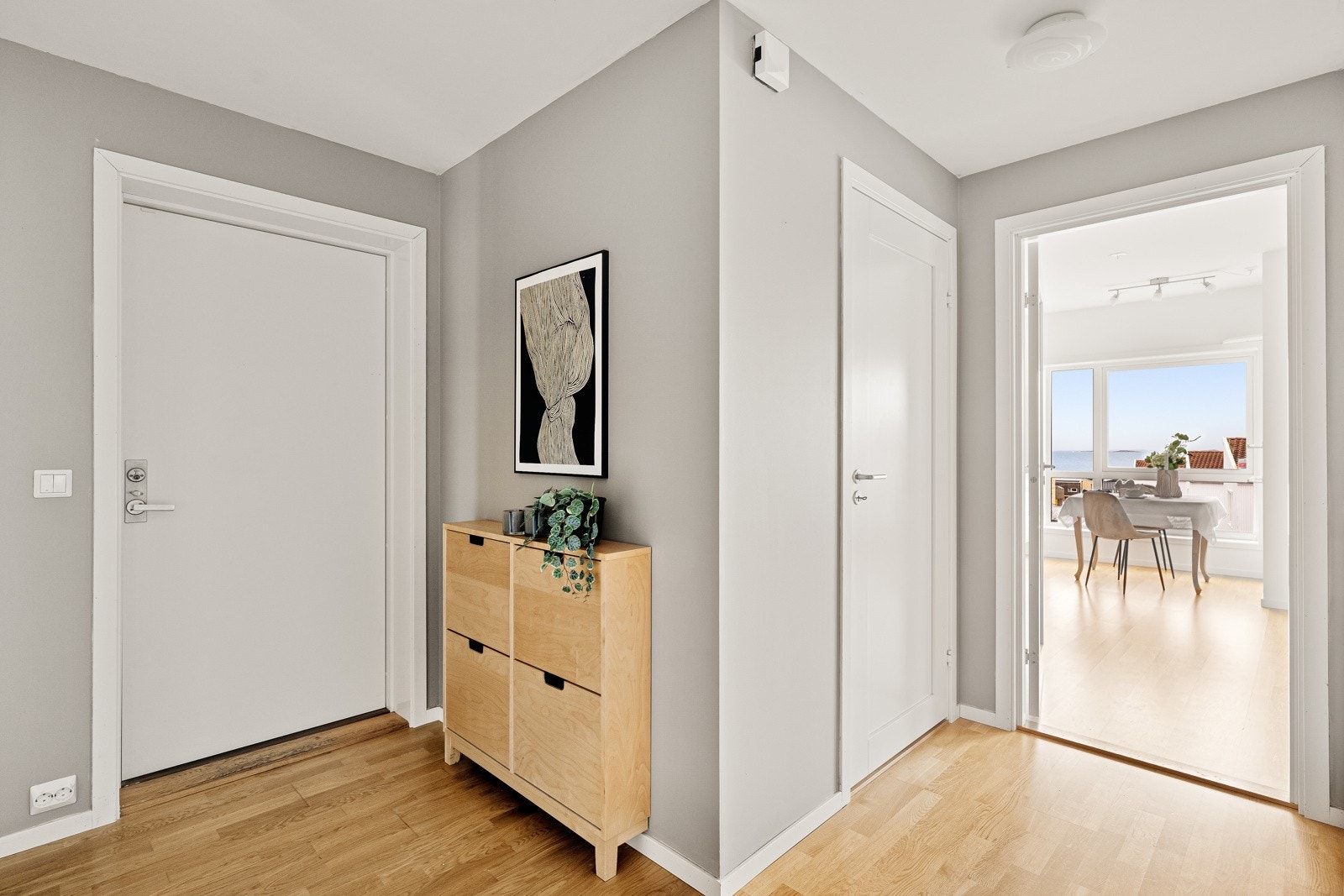 Entrè med plass til oppheng av yttertøy. Galleribilde
