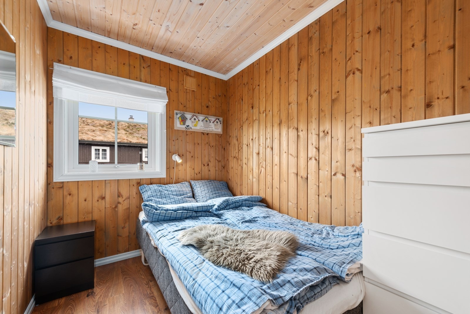 Hytta har to store soverom i 1. etasje, begge med plass til dobbeltseng og garderobeløsning. Komfort og praktiske løsninger for en avslappende natt. Galleribilde