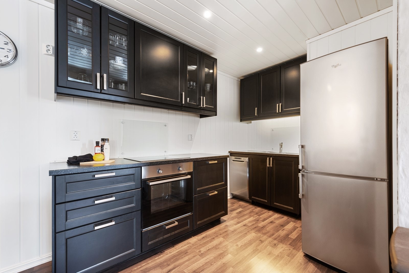 Kjøkken i leiligheten, komplett med moderne fasiliteter og alt du trenger for å lage deilige måltider. Et luftig og funksjonelt rom som vil glede beboerne i leiligheten. Galleribilde