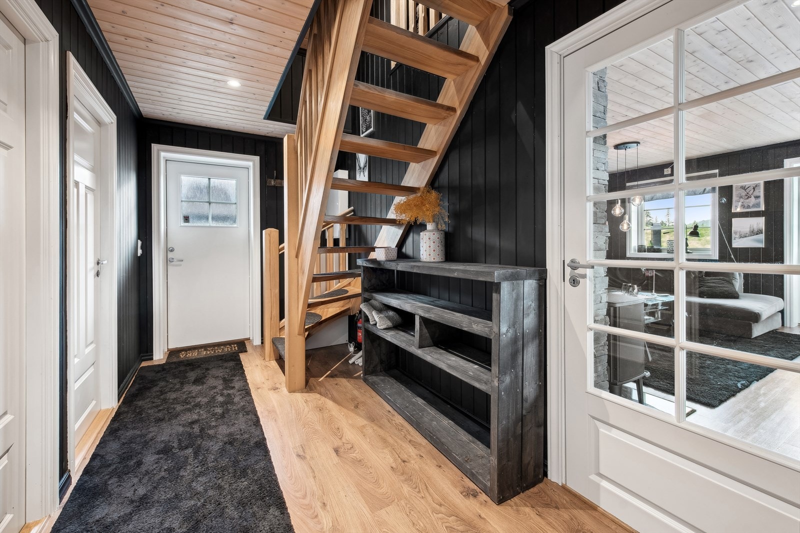 Hytta har en romslig og innbydende gang som gir et flott førsteinntrykk. Perfekt for å ønske gjester velkommen! Galleribilde