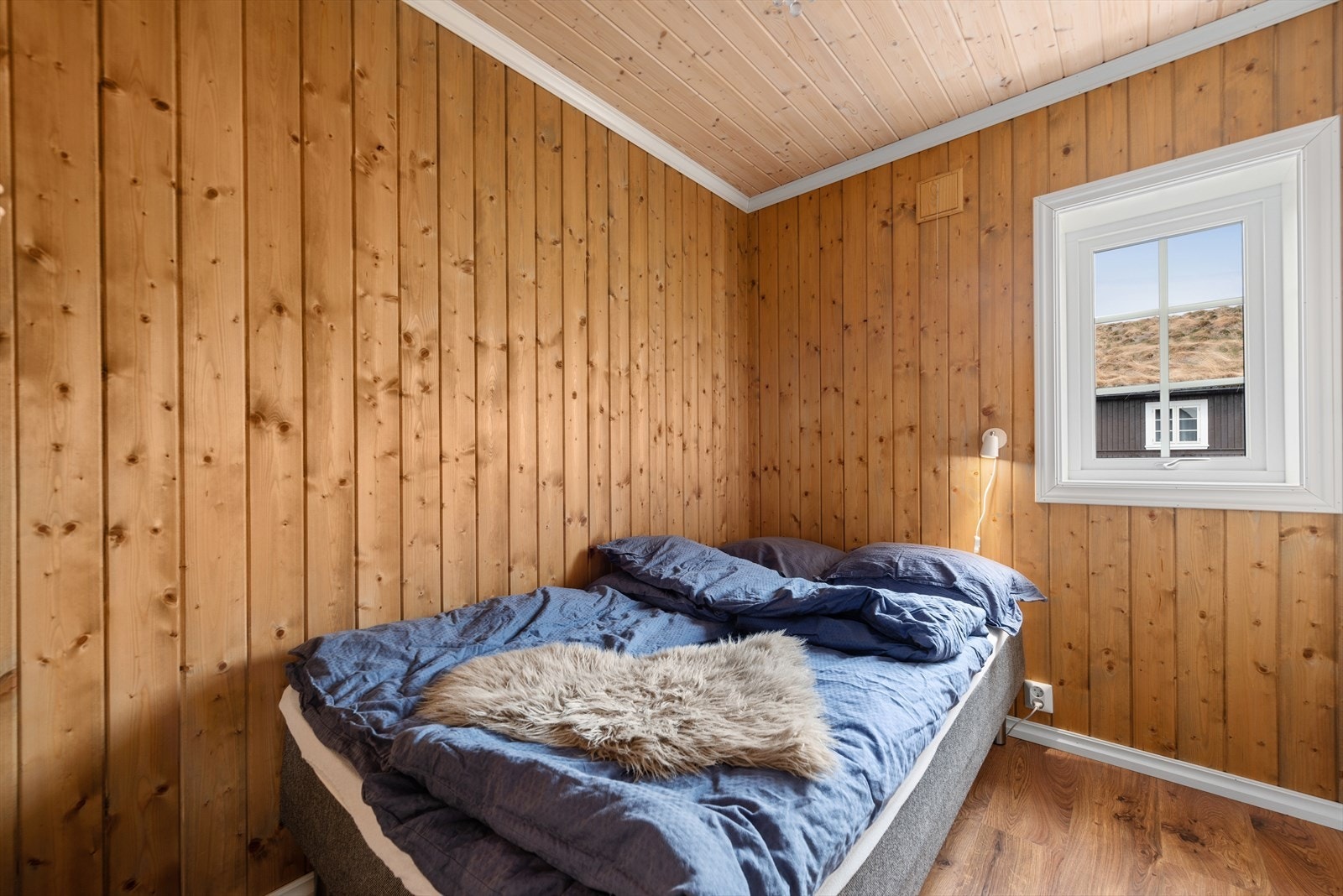 Her finner du et romslig soverom med plass til dobbeltseng og garderobeløsning. Komfort og praktiske løsninger i ett! Galleribilde