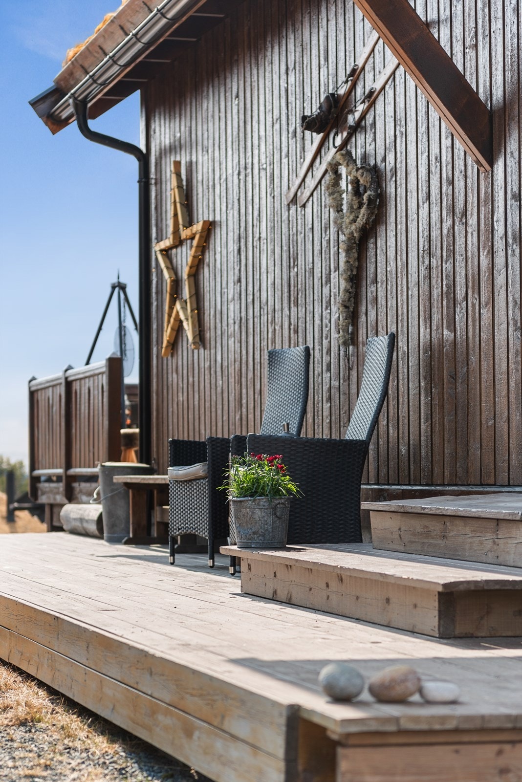 Velkommen til det koselige og solrike inngangspartiet! Dette sjarmerende området er det ideelle stedet å nyte morgenkaffen mens du tar inn den forfriskende morgensolen. En perfekt start på dagen for å sette stemningen og nyte øyeblikkene. Galleribilde