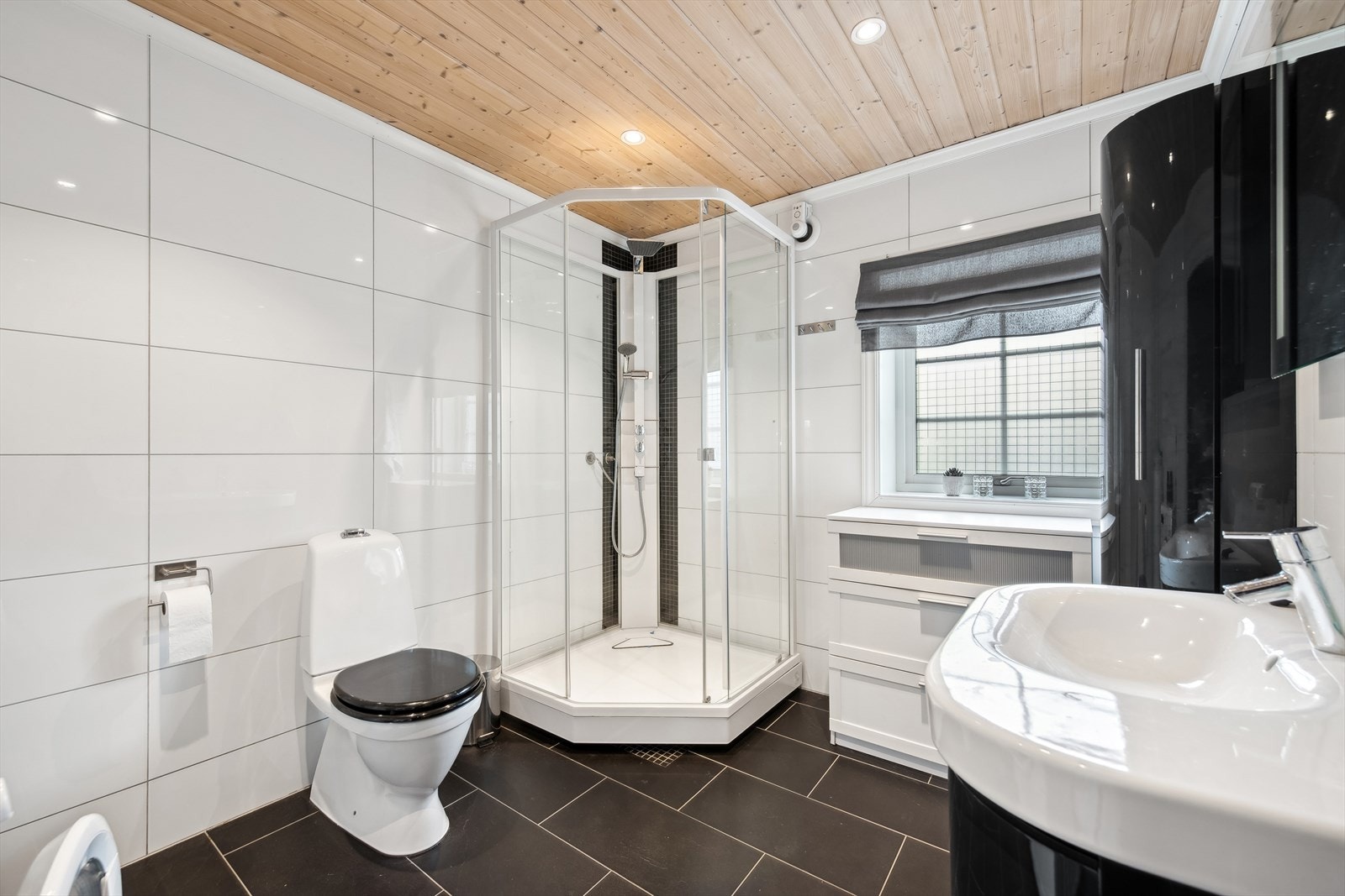 Opplev komforten av et stort og romslig baderom i hoveddelen av hytta, komplett med fliser på både vegger og gulv. Galleribilde