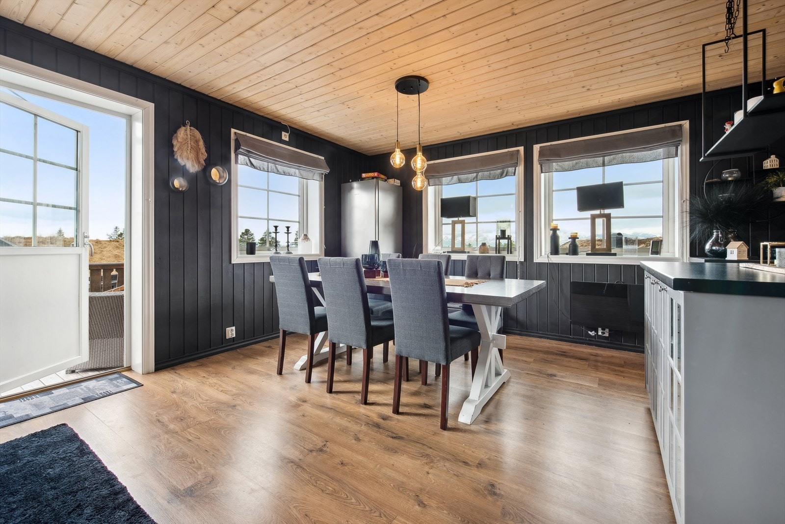 Nyt matlagingen i et romslig kjøkken med rikelig med vinduer og fantastisk utsikt til Raulandsfjell. Perfekt for hyggelige måltider med familien. Galleribilde