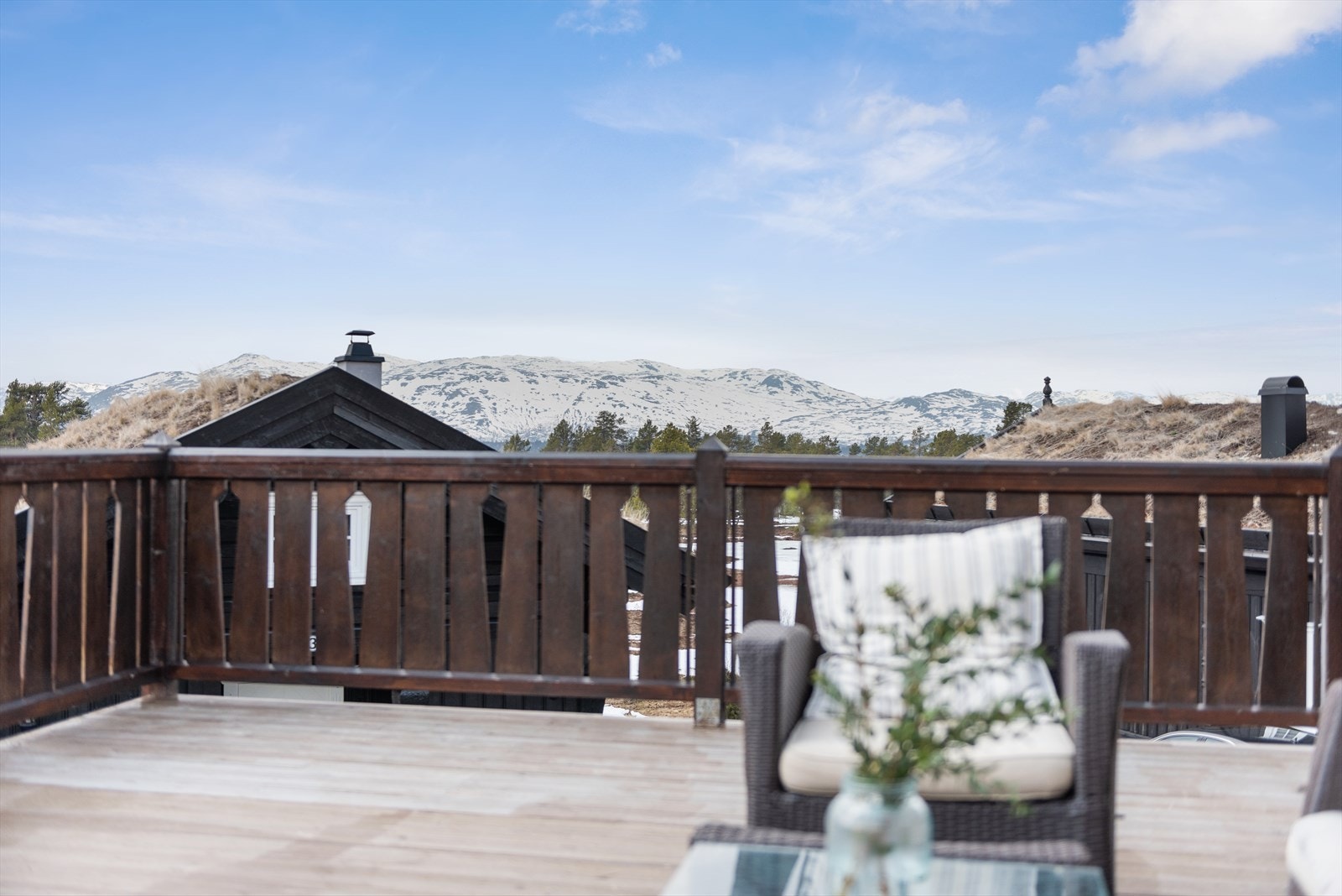 Verandaen er stor med plass til både spise og sittegrupper. Galleribilde