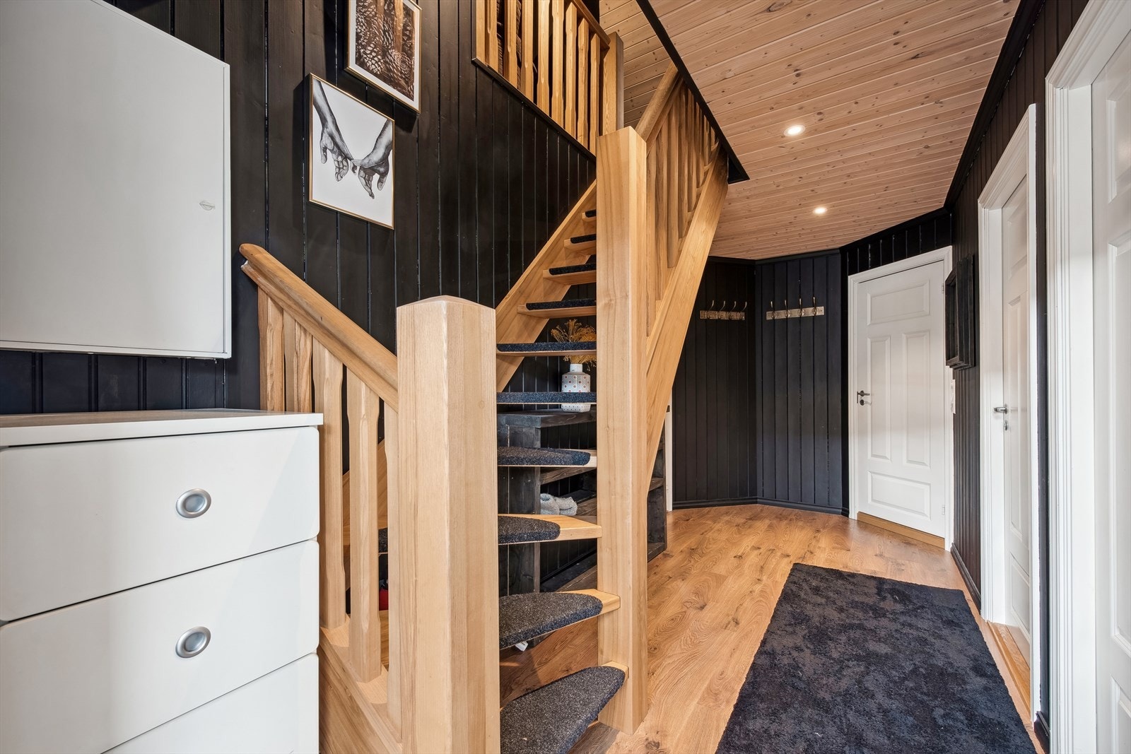 Fra gang går det fin trapp i eik opp til hyttas andre etasje. Galleribilde