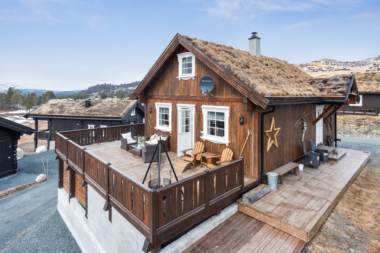 Velkommen til Holtardalen og denne lekre hytta som ligger på ca 900 moh. Hytta har en suveren beliggenhet for den alpinglade med direkte tilgang til alpin bakken. Galleribilde