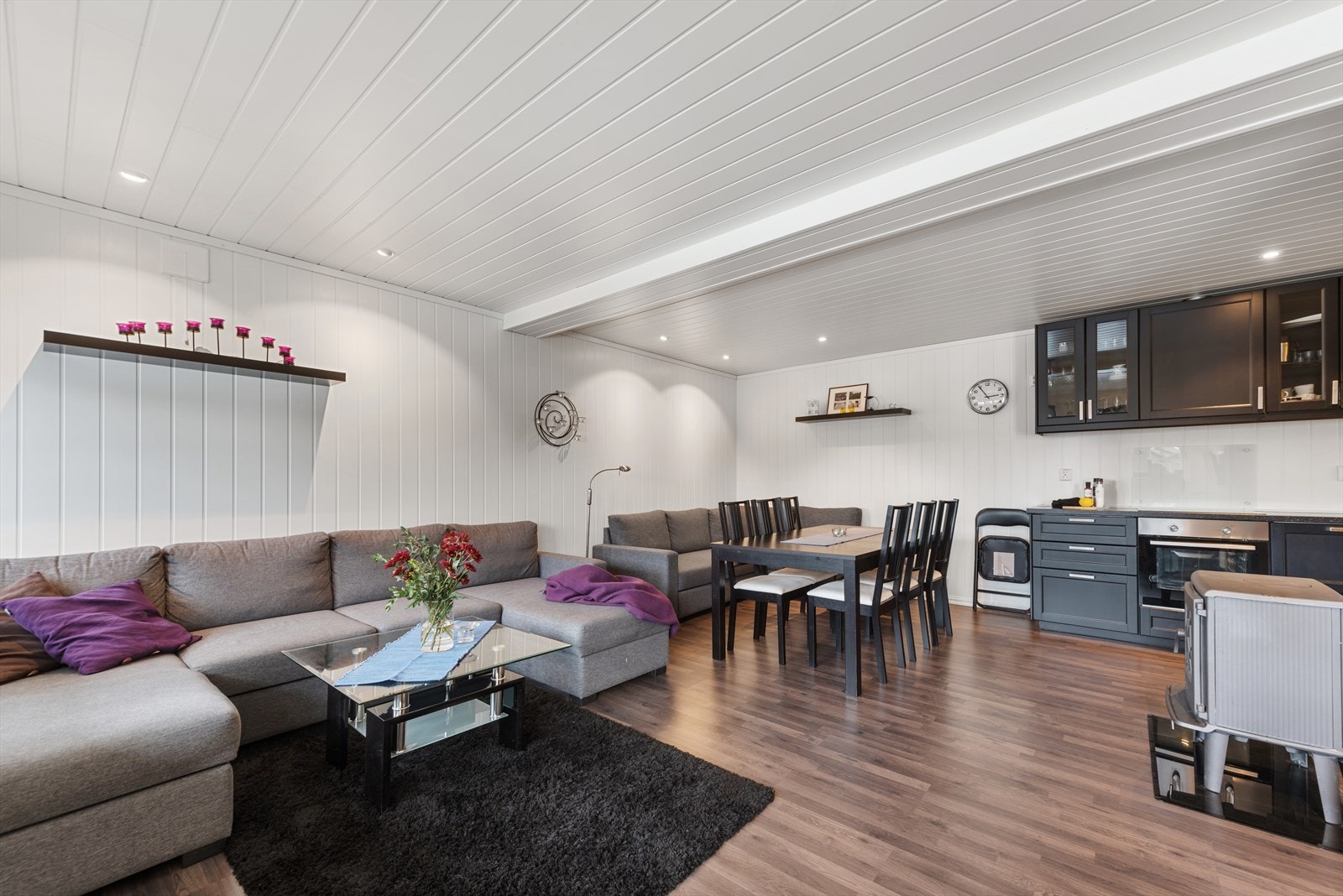 Denne romslige stuen tilbyr god plass til både sofa, spisestue og en koselig atmosfære med peisovn. Perfekt for hyggelige stunder og samlinger med familie og venner, uansett vær og sesong. Galleribilde