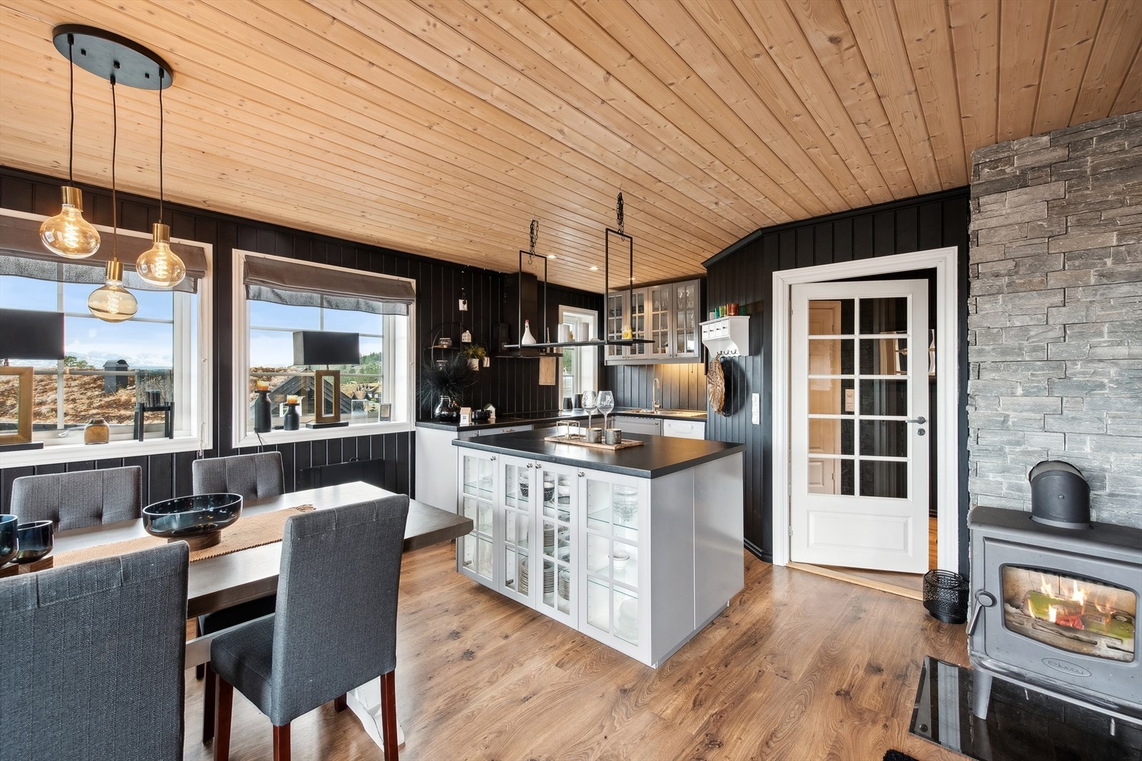 Kjøkkenet er utstyrt med en praktisk kjøkkenøy levert fra IKEA, som gir ekstra arbeidsplass og oppbevaring. Perfekt for matlaging og sosiale sammenkomster Galleribilde