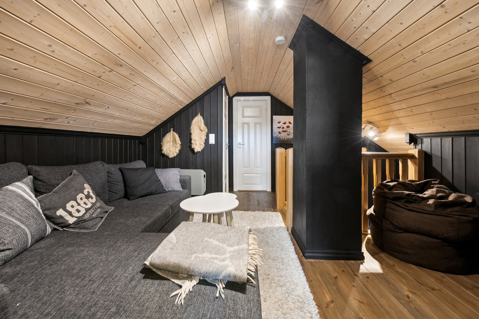 Denne hytta tilbyr en koselig loftsstue designet spesielt for de yngste. Et perfekt sted for lek og moro, og en ideell plass for barna å ha sin egen lille oase. Galleribilde