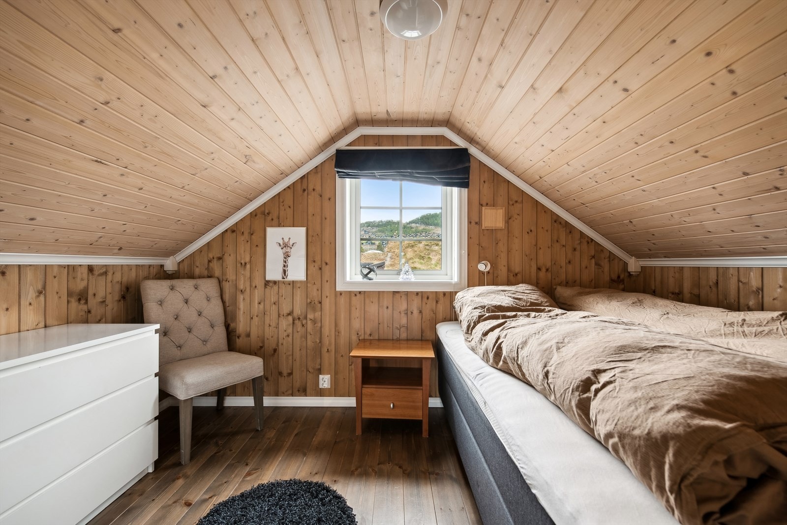 To komfortable soverom i hyttas andre etasje, ideelle for gjester eller familie. Med god plass og en avslappende atmosfære, er dette det perfekte stedet å hvile og lade opp. Galleribilde