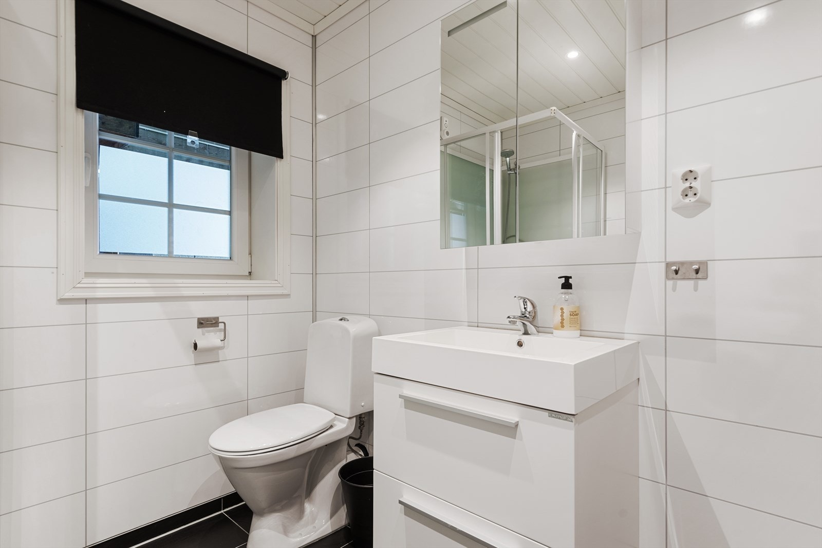 Hytta har et moderne og funksjonelt bad utstyrt med et praktisk dusjkabinett. Enkelt og bekvemt for gjester og beboere Galleribilde