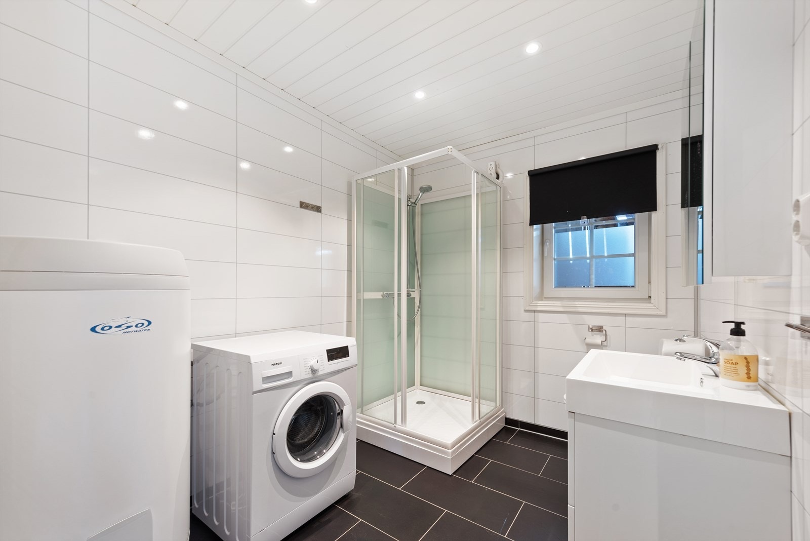 Her finner du alt du trenger for å gjøre oppholdet behagelig. Med dusjkabinett, og tilkobling for vaskemaskin, er dette rommet designet for både komfort og praktisk bruk. Galleribilde