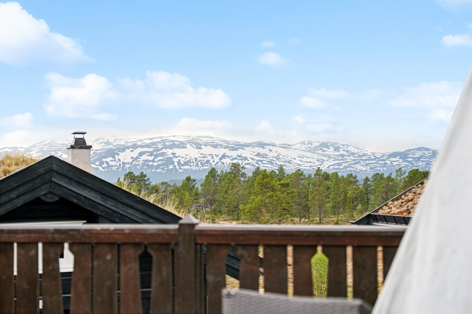 Nyt panoramautsikten til Raulandsfjell fra hyttas romslige veranda. Perfekt for avslapning og naturopplevelser året rundt. Galleribilde