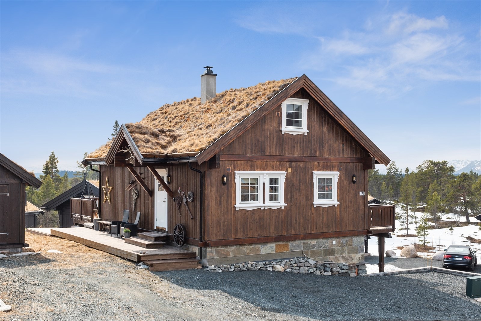 Velkommen til Holtardalen 171! Jeanette Arnesen-Eriksrød i DNB Eiendom har gleden av å invitere deg til visning på denne flotte hytta. Galleribilde