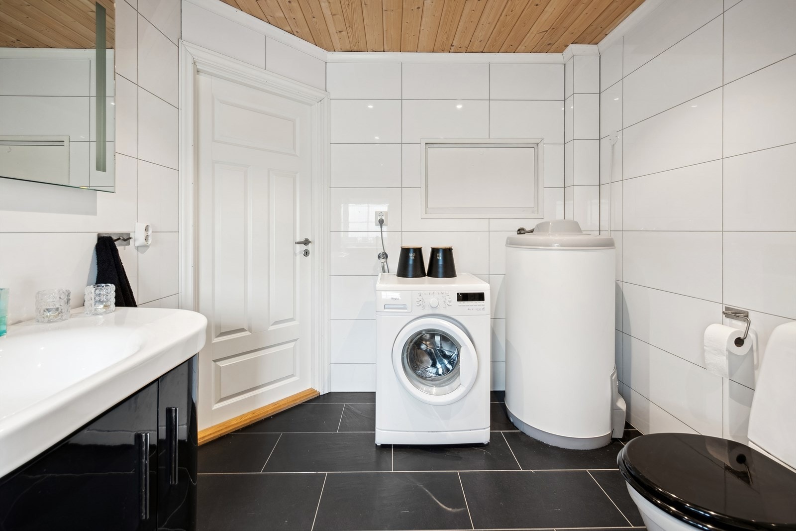 Praktisk med opplegg for vaskemaskin på bad. Galleribilde