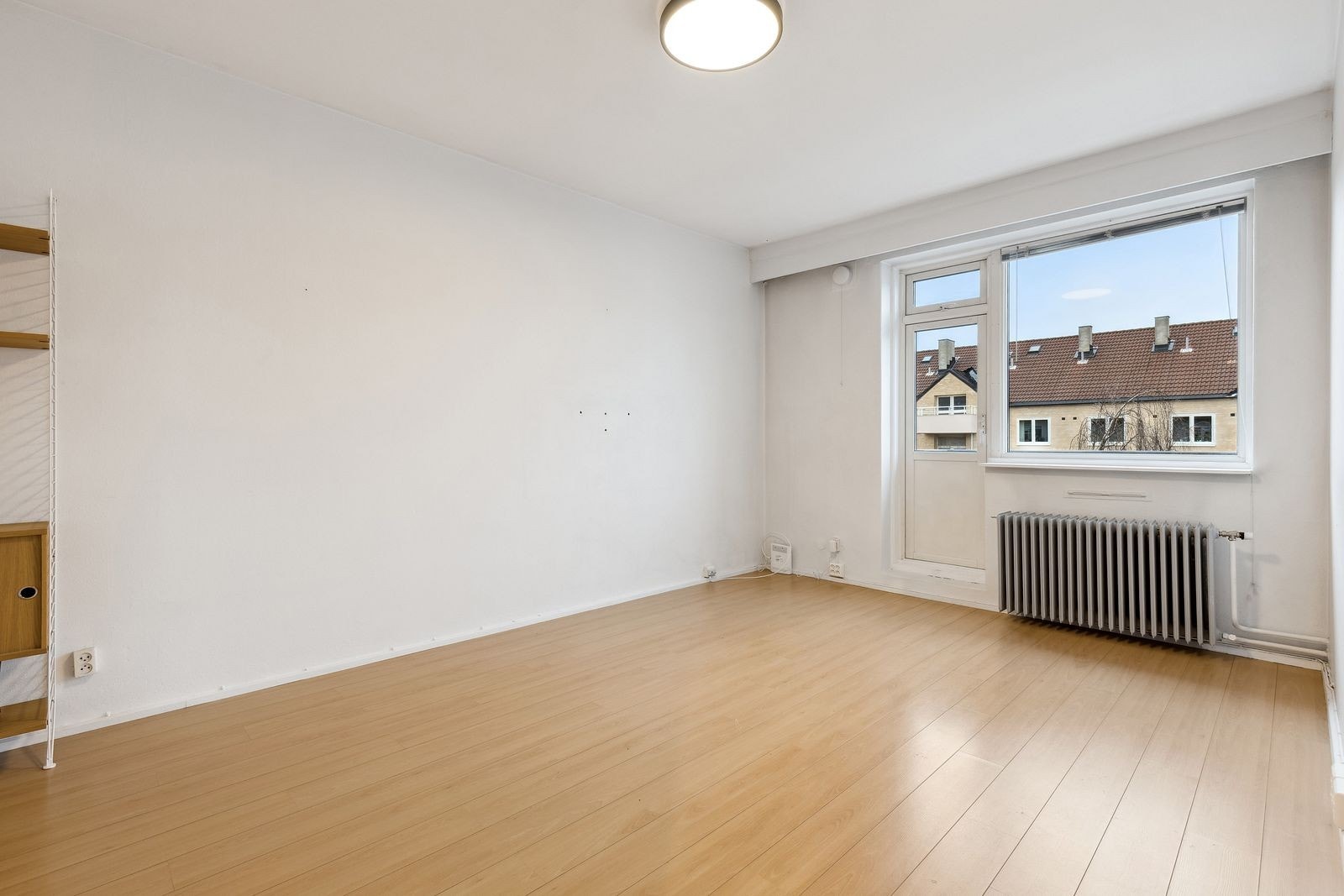 Lys og innbydende stue med gode møbleringsmuligheter Galleribilde