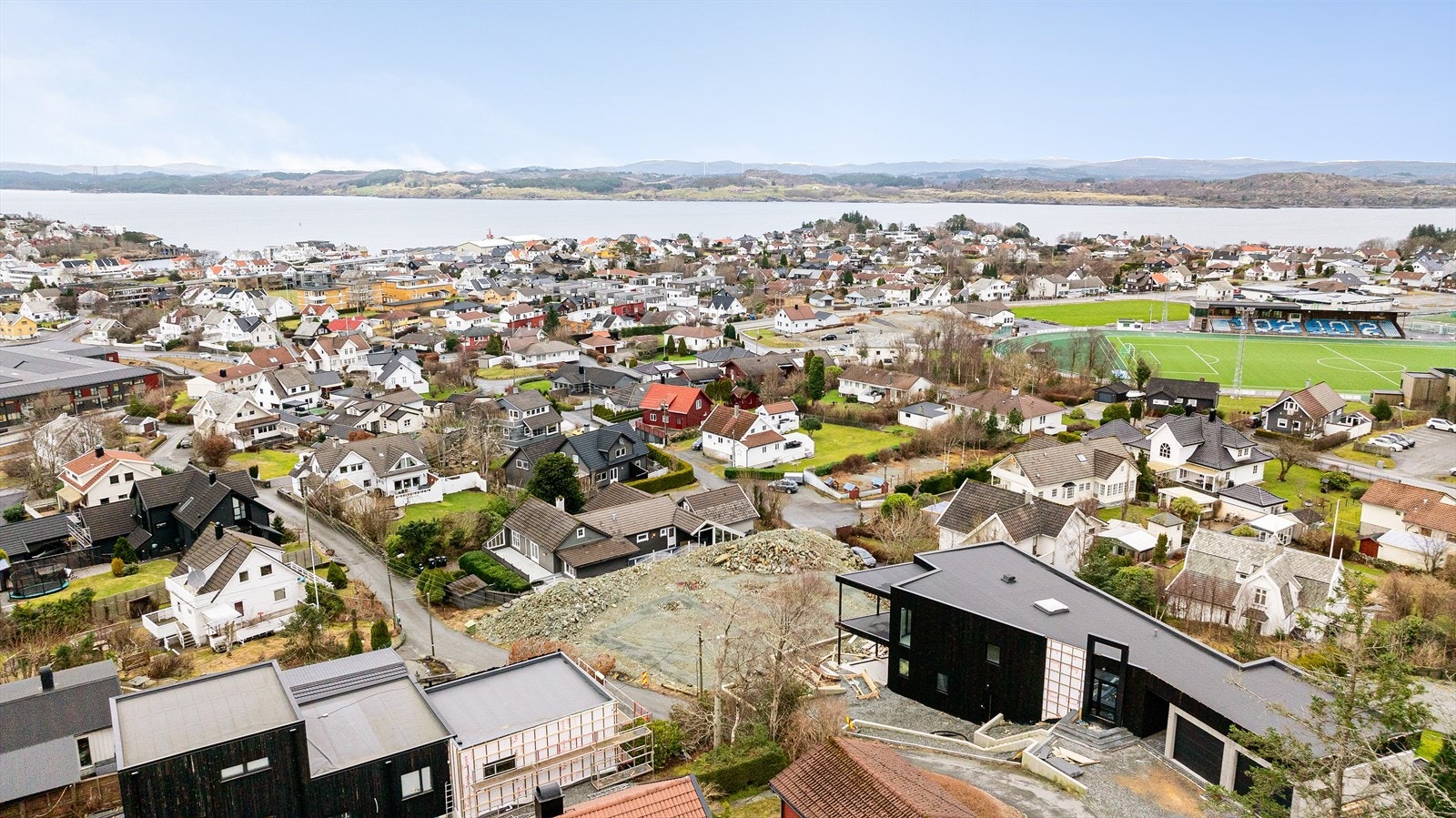 Tomtene ligger fint til i ende av blindvei (bom skal settes opp) Galleribilde