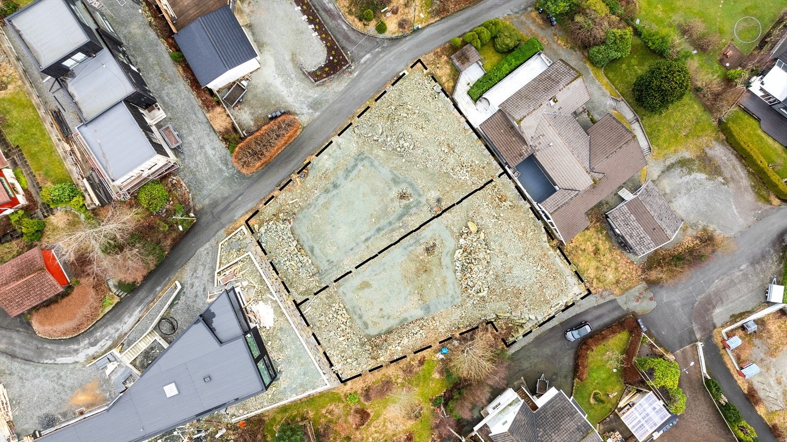 To byggeklare tomter som kan selges samlet eller hver for seg (tomtegrensene er omtrentlig inntegnet - avvik kan forekomme) Galleribilde